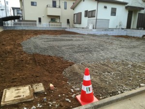 駐車場工事の下地砕石を敷き均します。